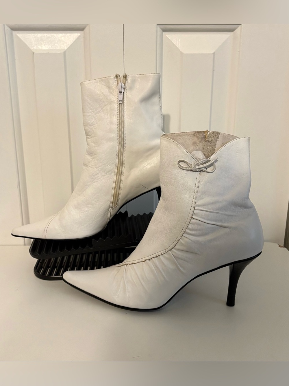 BUFFALO LONDON White Pointed Leather Ankle Boots, Size 41